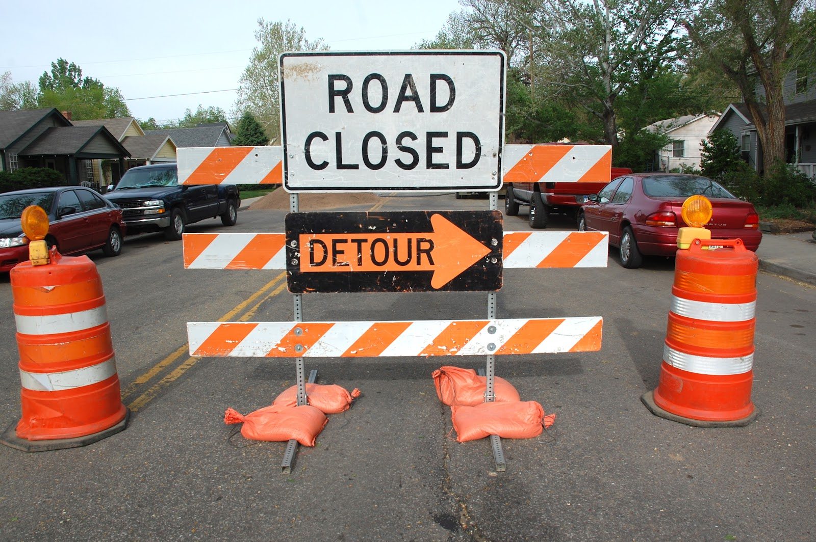 road-closed-use-alternative-route-signs-traffic-management-signs